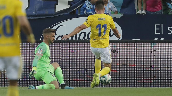 Caye Quintana regatea al portero del Málaga antes de marcar el gol.