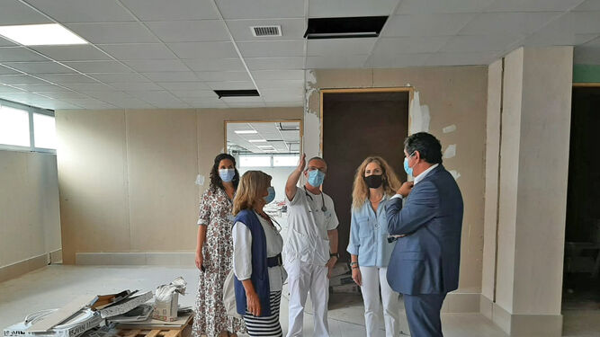 Mestre y Paredes visitan la reforma de las Urgencias del Hospital de Puerto Real