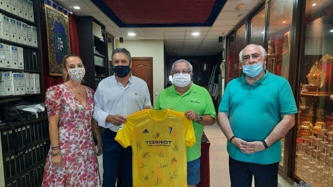 Acto de entrega de la camiseta del Cádiz firmada por los jugadores.