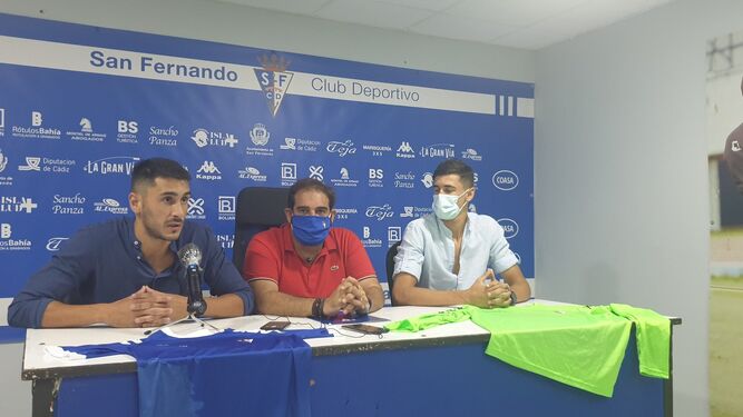Franco Ramos Mingo (i), Manuel Gómez y Matías Ramos Mingo, en la presentación.