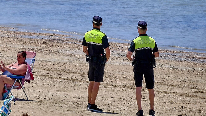 Dos agentes de la Policía Local en la playa de la Victoria, días atrás