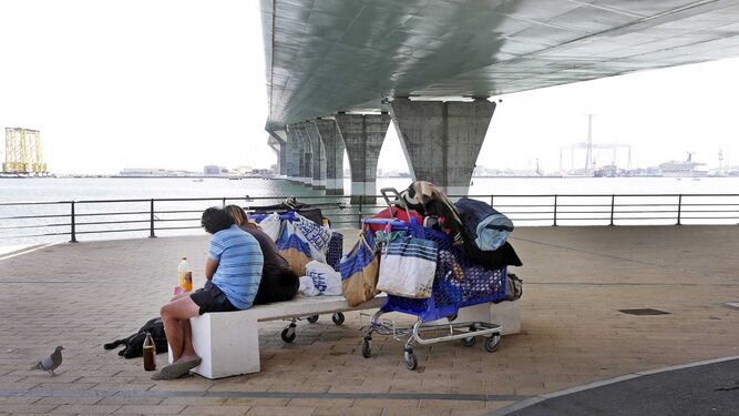 Las personas sin hogar que se han asentado en los bajos del segundo puente, con sus pertenencias.