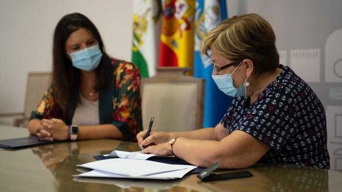 Momento en el que la alcaldesa, Patricia Cavada, y la presidenta del comedor El Pan Nuestro, Joaquina Luna, firman el convenio de colaboración, hace unos días.