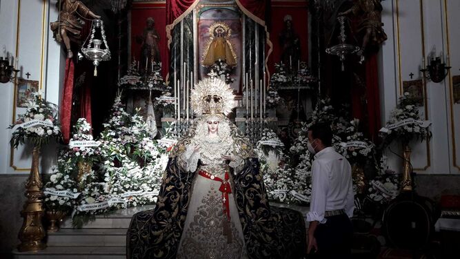 La Virgen de las Penas este viernes en La Palma, en su regreso al culto tras la restauración.