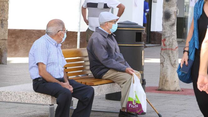 Personas con mascarillas en la calle Real, en una imagen de final del estado de alarma.