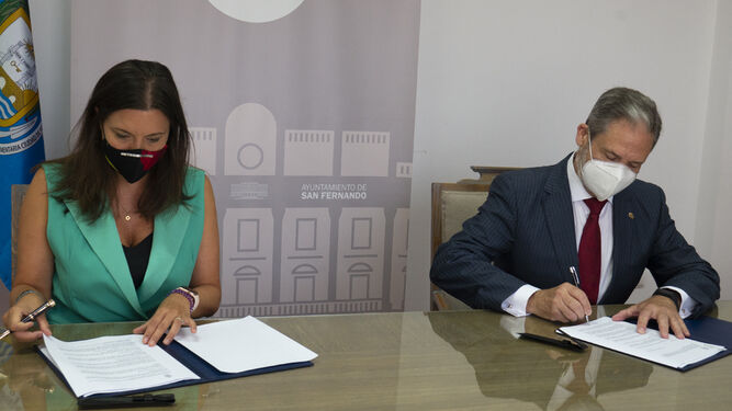Patricia Cavada y Vicente Ortells firman el convenio entre el Ayuntamiento y Cáritas.