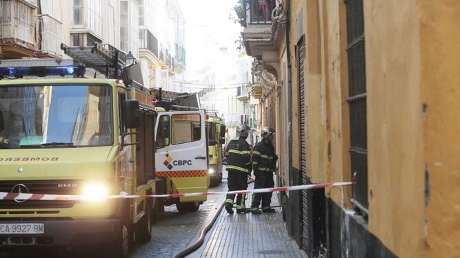 El incendio de una lavadora provoca la alarma en el casco histórico de Cádiz