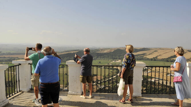 Turistas en Arcos disfrutan de las vistas desde el mirador de la peña.