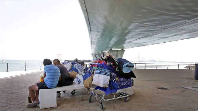 Algunas personas sin hogar bajo el segundo puente.