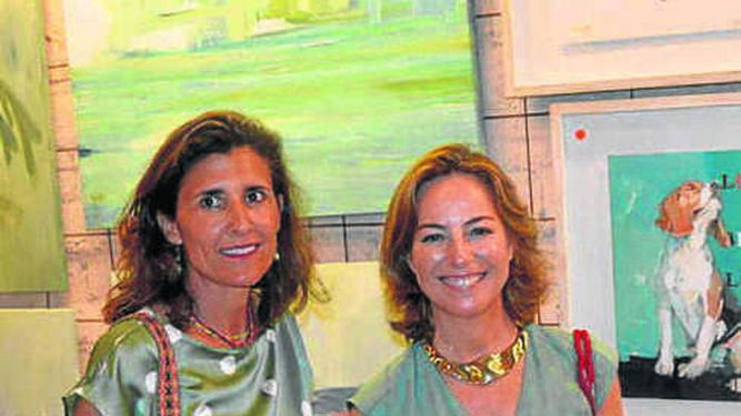 Las pintoras Yele Álvarez y Leonor Barrero, antes sus obras.