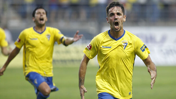 Carlos Calvo celebra el gol que anotó contra el Hércules en la fase de ascenso a Segunda A.