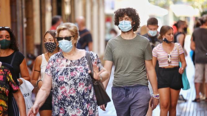 Vecinos de Cádiz pasean por el centro de la ciudad con la mascarilla obligatoria