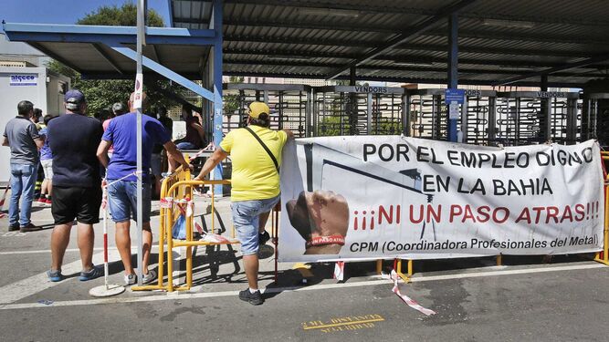 Pancartas en los accesos al astillero de Puerto Real.