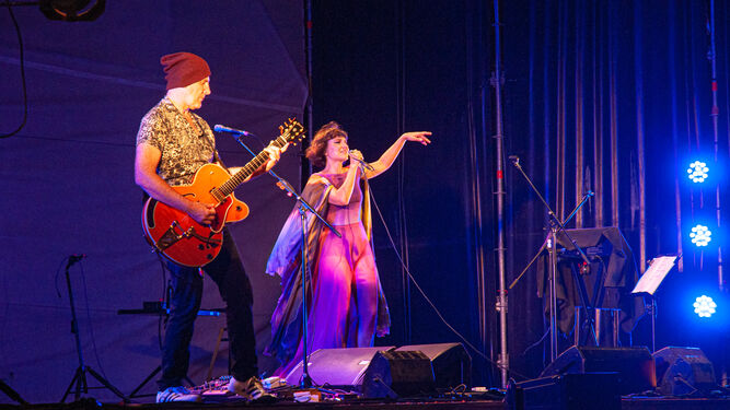 Juan Aguirre y Eva Amaral, en el concierto del ciclo Viva la Vida en San Fernando.
