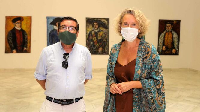 El pintor Adonay Duque, junto a la concejala de Cultura, Lola Campos, con su obra al fondo.