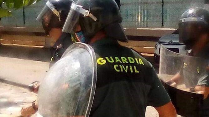 Agentes de la Guardia Civil en un intento de motín en el CETI de Melilla.