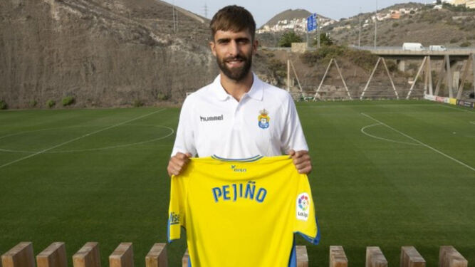Pejiño posa con la camiseta de su nuevo equipo, la UD Las Palmas.