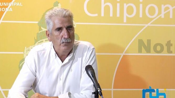 El alcalde de Chipiona, Luis Mario Aparcero, durante su intervención en la radio-televisión municipal.