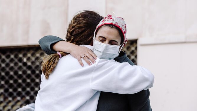 Dos sanitarias se abrazan en el Hospital Puerta del Mar.