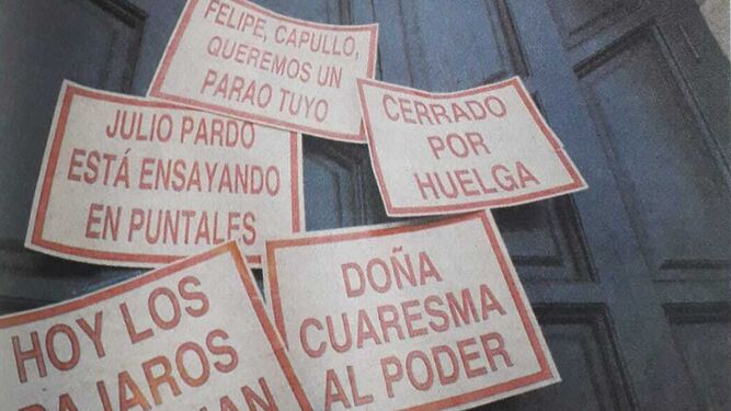 La puerta del Falla con carteles anunciando la huelga para el 27 de enero de 1994.