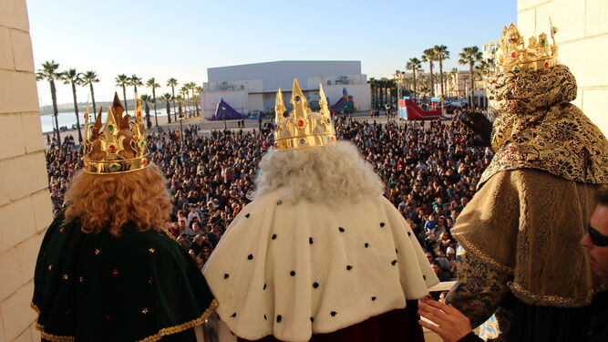 Cientos de personas festejando la llegada de los Reyes Magos a Puerto Real.