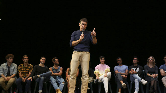 Antonio Banderas, con su compañía, en un encuentro celebrado en el Teatro del Soho Caixabank.