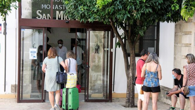 Un grupo de turistas entra en un hotel de El Puerto.