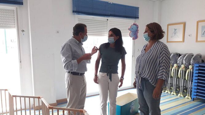 El alcalde de Chiclana, José María Román, visita la escuela infantil Aldea del Coto.