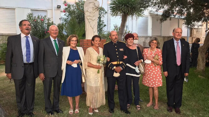 El nuevo matrimonio con José Manuel Sánchez-Gey, Juan Carlos Jiménez, Maribel de López, Juan López Cancio, Mercedes de las Cuevas y Juan de la Cueva Spinola.