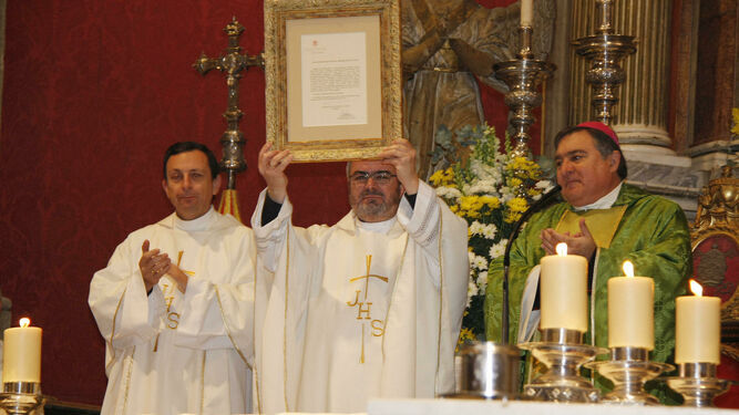 El rector de La Prioral, Diego Valle (en el centro), en una imagen de 2019, junto al obispo.