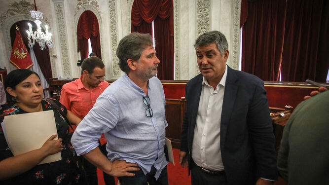Demetrio Quirós, en una imagen de archivo, en el centro de la imagen, junto a Ignacio Romaní (PP)
