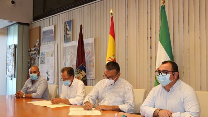Momento de la firma del acuerdo entre Ayuntamiento y Asociación de Empresarios, este miércoles en Alcaldía.