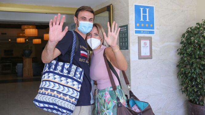 Una pareja llega  a uno de los hoteles de Novo Sancti Petri, en una imagen de este verano.