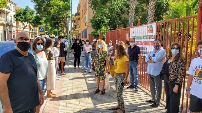 La concentración de este miércoles junto al instituto Juan Sebastián Elcano de Sanlúcar.