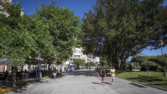La reurbanización de la avenida del 4 de diciembre ha ampliado la zona peatonal.