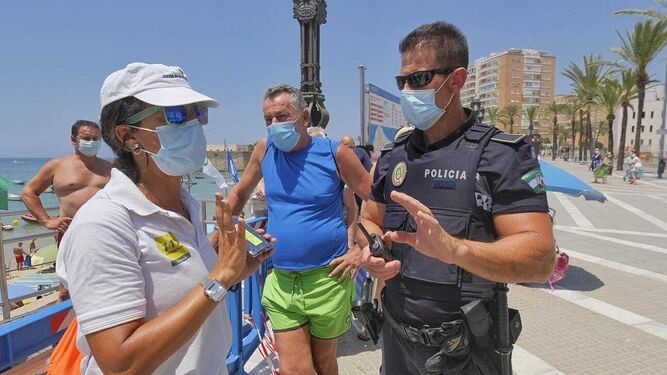 Imagen de archivo de un policía local de Cádiz ataviado con su mascarilla de seguridad
