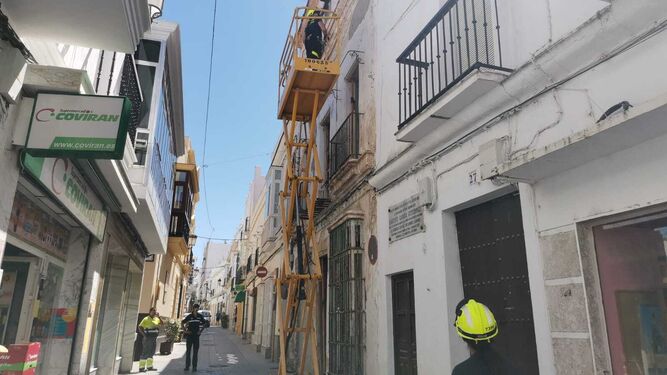 Bomberos trabajando en la fachada del edificio de la calle Corredera Alta.