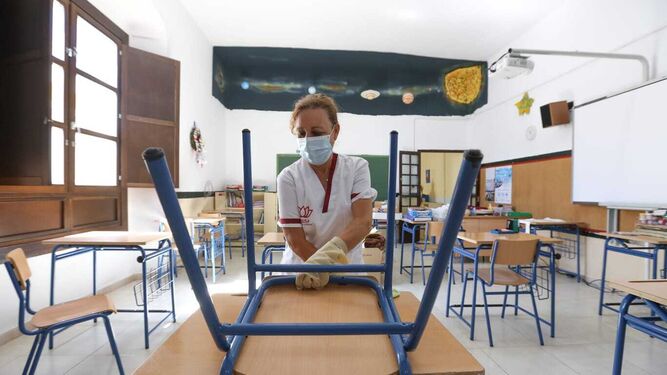 El personal de limpieza trabaja en uno de los colegios de Chiclana.