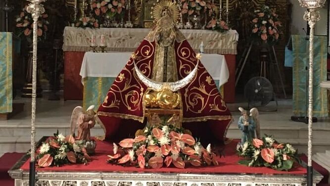Imagen de la Patrona ante el altar mayor de San Telmo.