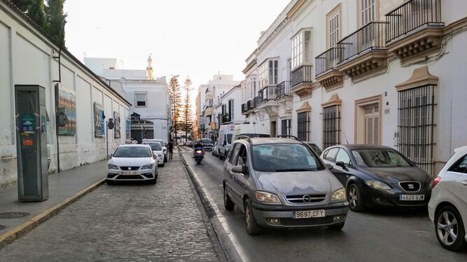 El tramo de la céntrica calle San Juan que conforma el ámbito de actuación del proyecto Entre Plazas de Sanlúcar.