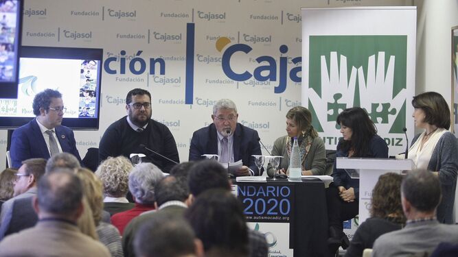 Un instante del acto de presentación de las actividades del 40 aniversario de Autismo Cádiz.