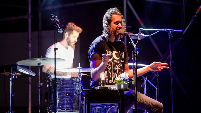 Mikel Izal y Alejandro Jordá a la batería del grupo Izal, en el último concierto del Viva la Vida en San Fernando.