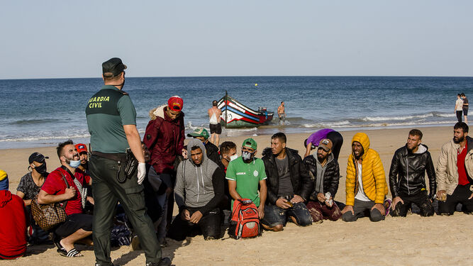 Llegada de una patera con 26 inmigrante a la playa de la Victoria