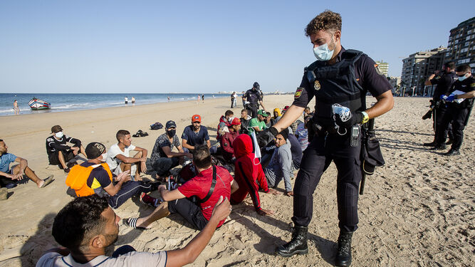 Llegada de una patera con 26 inmigrante a la playa de la Victoria