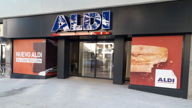 El acceso al nuevo supermercado de Aldi en Cádiz.
