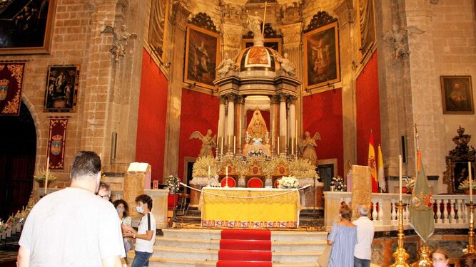 La imagen de la Virgen de los Milagros, instalada en el baldaquino del altar mayor de la Iglesia Mayor Prioral.