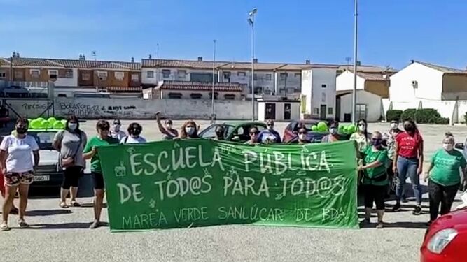 Pancarta desplegada por el colectivo Marea Verde al término de la caravana reivindicativa.