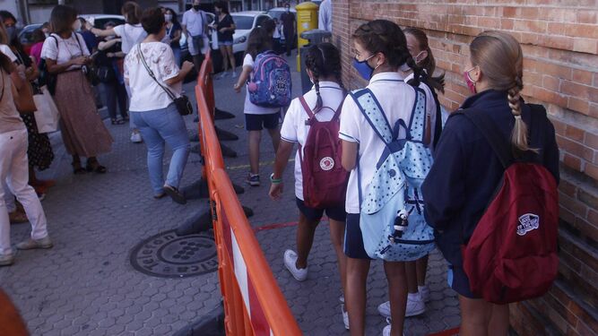 Alumnas del colegio Santa Ana de Sevilla esperando para entrar en el centro.