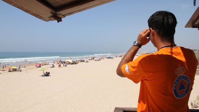Un socorrista en la playa de El Palmar.