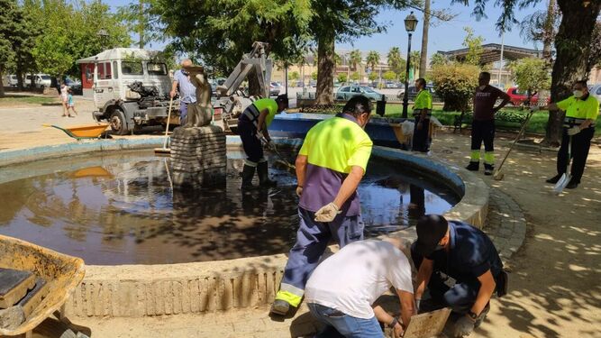 Limpieza de fuentes en Puerto Real para luchar contra los mosquitos
